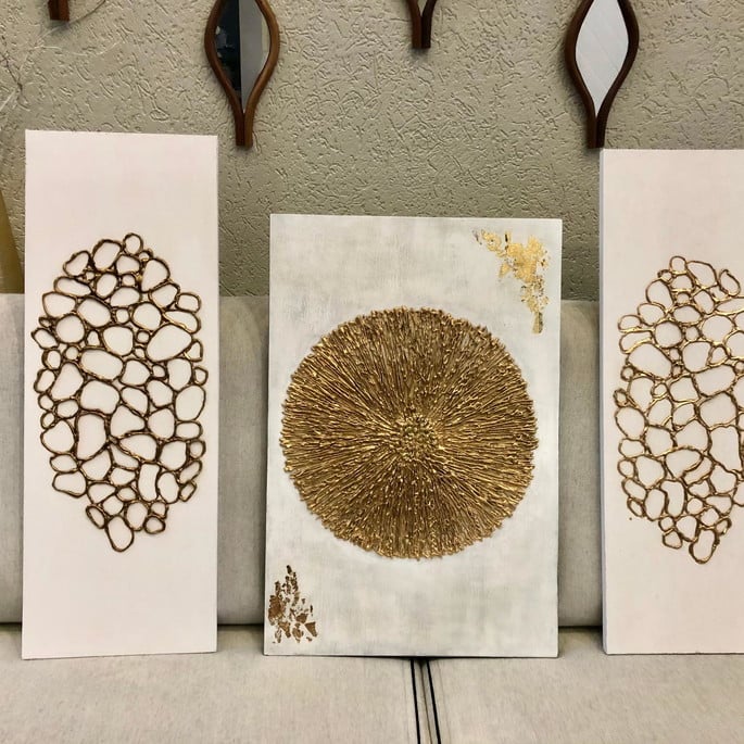 Jogo de Quadros de Madeira - Textura e Detalhes Dourados e Relevo - 100cm x 70cm montado - Imagem 2